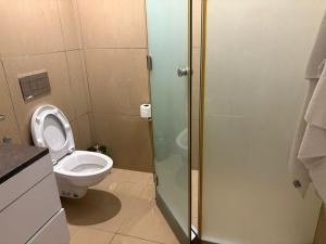 Et badeværelse på Studio B Luxury - Waterfront + 19 billeder