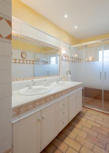 une salle de bain avec deux lavabos et une douche dans l'établissement Villa Maspalomas Golf Court, à Maspalomas