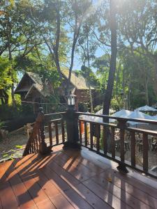 Ban Nong WaiにあるKad Sala Homestayの家の景色を望む木製デッキ