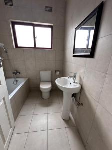 Ένα μπάνιο στο Blue leaf apartments +4 φωτογραφίες