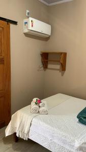 ein Zimmer mit einem Bett mit Handtüchern darauf in der Unterkunft Encanto das Flores in Colinas Do Sul