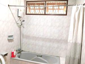 une baignoire dans une salle de bain avec une fenêtre dans l'établissement Mata Villa, à Krabi 14 autres photos