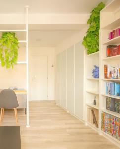 贝加莫CASA BIA的一间拥有白色墙壁和书架的房间