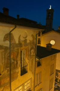 贝加莫CASA BIA的侧面有钟的建筑物 更多7张照片