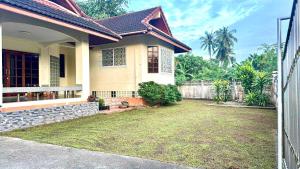 une maison avec une cour devant dans l'établissement Mata Villa, à Krabi