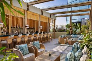 O zonă de relaxare la Ciel Dubai Marina, Vignette Collection by IHG