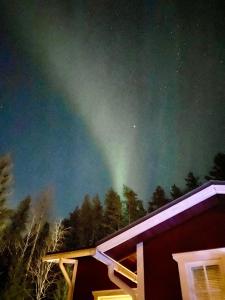 Un'aurora nel cielo sopra una casa di Villa Oinas a Tervola