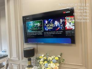een flatscreen-tv die aan de muur hangt bij Remarkable rivergate in Ho Chi Minh-stad