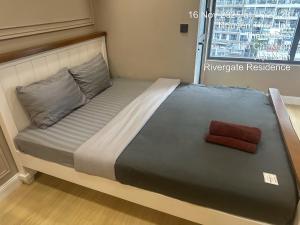 een bed in een kleine kamer met een groot raam bij Remarkable rivergate in Ho Chi Minh-stad