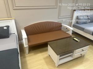 een kamer met een bed en een stoel met een salontafel bij Remarkable rivergate in Ho Chi Minh-stad