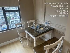 een eetkamer met een tafel en stoelen en een raam bij Remarkable rivergate in Ho Chi Minh-stad