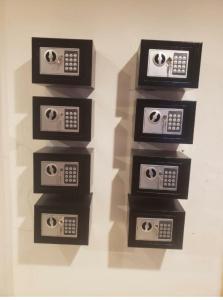 um grupo de três micro-ondas em uma parede em Lucky Dorm em Phi Phi Don