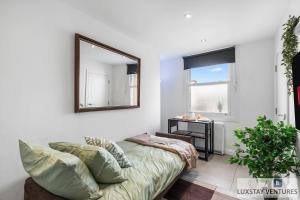 Postel nebo postele na pokoji v ubytování City Centre - Top Floor Luxury Apartment - Free Secure Small Car Parking - 5 Minute Walk to Beach & Station