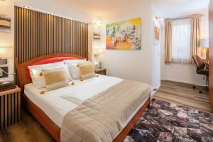 un dormitorio con una cama grande en una habitación en Aristo Hotel, en Filderstadt