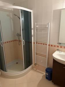 Ένα μπάνιο στο Golem Apartments