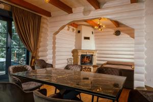 布克维WhiteWood Cottages的带桌子和壁炉的餐厅