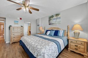 een slaapkamer met een bed en een plafondventilator bij Ormond Beach Paradise - Steps from no-drive beach in Ormond Beach +31 foto's