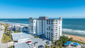 een luchtzicht op een gebouw naast het strand bij Ormond Beach Paradise - Steps from no-drive beach in Ormond Beach