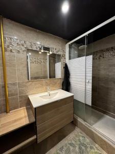 Koupelna v ubytování 3 bedroom apartment 1 m from RER D, Parking, Wi-Fi, gym