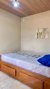 1 cama con marco de madera en un dormitorio en Portal da Felicidade, en Maragogi 15 fotos más