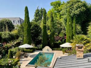 Πισίνα στο ή κοντά στο Villa Portel Élégante jardin & piscine chauffée