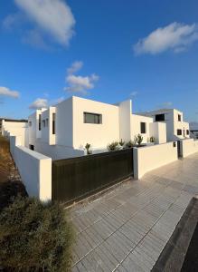 Ein weißes Haus auf einem Hügel mit blauem Himmel in der Unterkunft Casa Blanca - Villa à Teguise avec piscine privée in Teguise + 28 Fotos