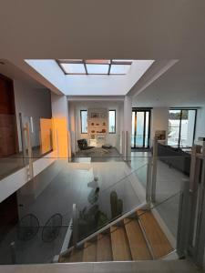 ein Wohnzimmer mit Glasboden und Glasdecke in der Unterkunft Casa Blanca - Villa à Teguise avec piscine privée in Teguise