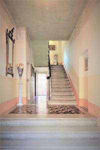 Un pasillo con escalera en una casa. en Suite900- Dimora Esclusiva, en Arezzo