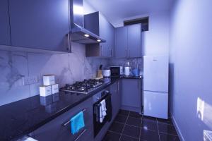 Köök või kööginurk majutusasutuses Spacious 3-Bed Detached Home in London-Greenford