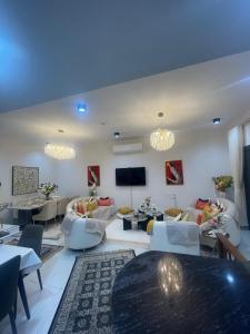 TV a/nebo společenská místnost v ubytování Luxurious 3BR Apartments at Salalah