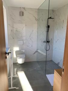 Vannituba majutusasutuses Hiša nad izvirom reke Krke