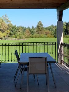 Rõdu või terrass majutusasutuses Hiša nad izvirom reke Krke