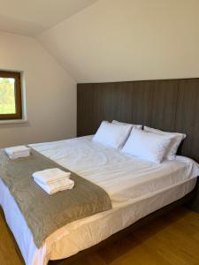 Voodi või voodid majutusasutuse Hiša nad izvirom reke Krke toas