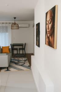 a living room with a couch and a painting on the wall at Grand Studio entier proche de Tours in Esvres