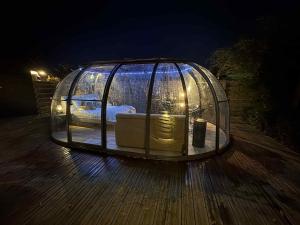 HavinnesDôme du puits avec jacuzzi et sauna privatif的玻璃 ⁇ 顶,里面设有一张床