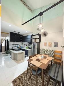 Kuchyň nebo kuchyňský kout v ubytování NS HOMESTAY AL Farisi ARAU