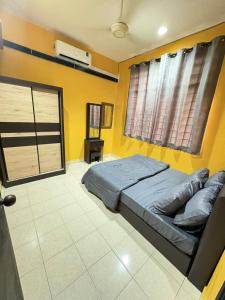 Postel nebo postele na pokoji v ubytování NS HOMESTAY AL Farisi ARAU