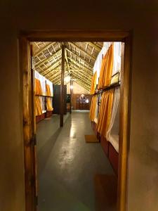 ein Flur, der zu einem Zimmer mit Etagenbetten führt in der Unterkunft Pepper Hills Hostel & Cottages in Ella