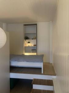 ein Schlafzimmer mit einem Bett und einem Fenster in der Unterkunft Studio appartment in private home at Bjerkaker in Tromsø + 8 Fotos