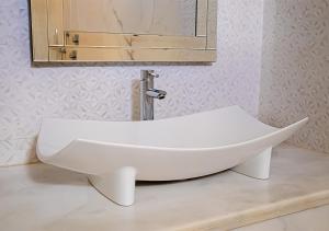 a white sink sitting on a counter in a bathroom at Dar Lily, villa familiale avec piscine et services in Skoura