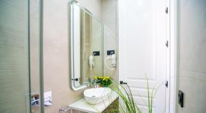 une salle de bain avec un lavabo et un miroir dans l'établissement Luxury Views Plaza Constitución - Executive Malaga Center, à Malaga