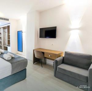 TV a/nebo společenská místnost v ubytování Ajsel Hotel