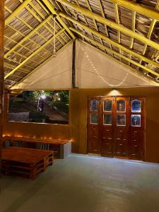 ein Raum mit einem Zelt, einem Tisch und einer Bank in der Unterkunft Pepper Hills Hostel & Cottages in Ella + 26 Fotos