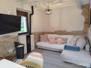 TV a/nebo společenská místnost v ubytování Xilloi Beach Resort