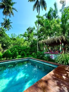 Bazén v ubytování Island tropical retreat nebo v jeho okolí