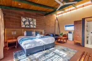 En eller flere senge i et værelse på Stratfords Guest Suites