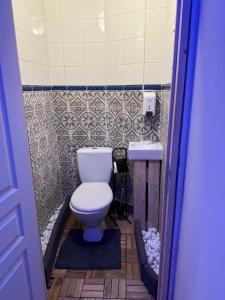 une petite salle de bain avec toilettes et lavabo dans l'établissement Appartement avec Sauna et Grand Spa, à Béziers