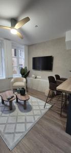 un salon avec un canapé et une télévision à écran plat dans l'établissement Les Murs By le Clos, à Metz