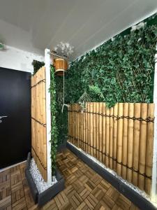 un mur végétal avec une clôture en bois dans l'établissement Appartement avec Sauna et Grand Spa, à Béziers