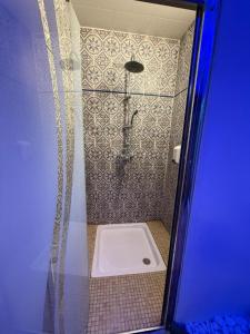 La salle de bains est pourvue d'une douche avec un siège de douche. dans l'établissement Appartement avec Sauna et Grand Spa, à Béziers